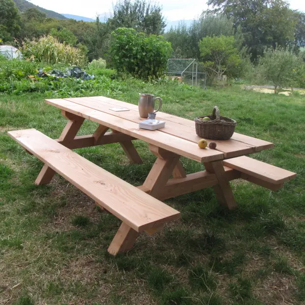 Table d'extérieur avec banc